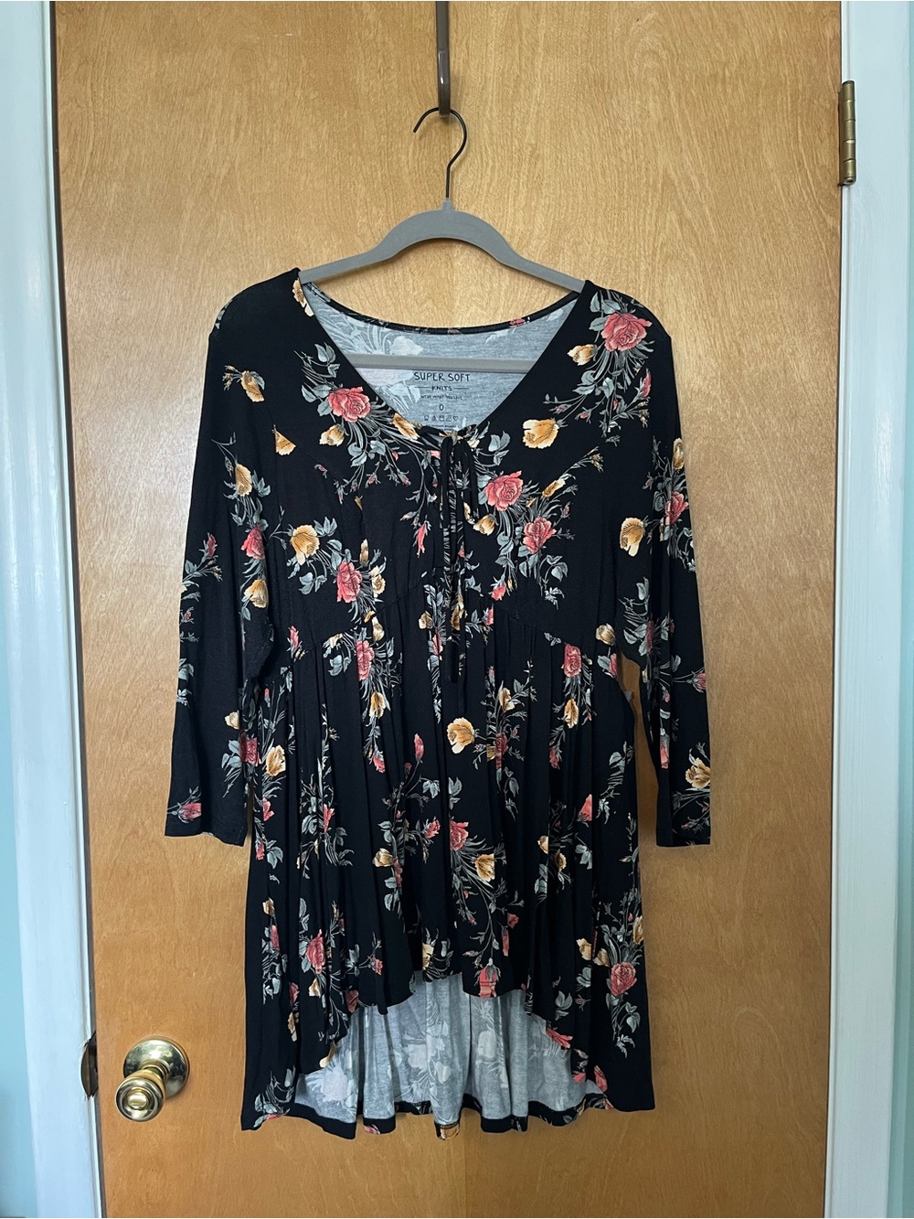 Torrid Black & Floral, High-Low Hem, Tie-Front Tunic w/ Peekaboo Window | Size 0